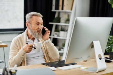 Yakışıklı son sınıf öğrencisi iş yerinde kahvesini yudumlarken bir telefon görüşmesi yapıyor..