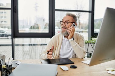 Olgun ve yakışıklı bir adam parlak bir ofiste otururken bir telefon görüşmesi yapar..