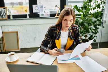 Çekici iş kadını işe girdi, belgeleri gözden geçirdi ve akıllı telefonunu kullandı..