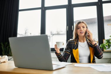 Şık bir ofiste kahve içerken telefonda çekici genç profesyonel konuşmalar..