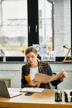Şık bir ofiste milenyum profesyonel analizlerine odaklanmış önemli raporlar.
