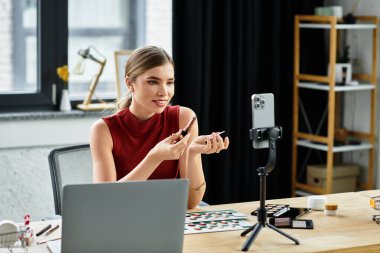 Etkilenen bir kişi en sevdiği güzellik ürünlerini internetteki izleyicileriyle bağlantı kurarken paylaşır.