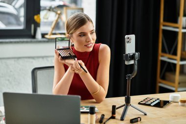 Genç bir kadın, akıllı telefonunda güzellik ürünleri sunarken seyircileriyle takılıyor..