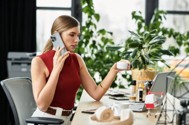 Çekici bir etkileyici, güzellik ürünlerini tanıtırken ve akıllı telefondan konuşurken izleyicilerini kendine çekiyor.