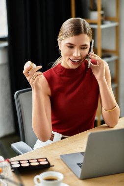 Güzel genç bir kadın akıllı telefonuyla cilt ürünlerini tanıtarak neşe içinde etkileşime giriyor.
