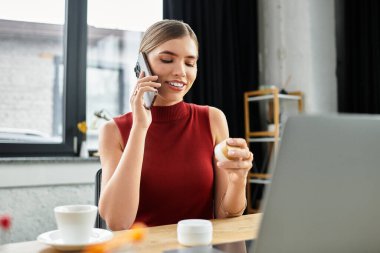 Çekici genç kadın, akıllı bir telefon görüşmesi sırasında güzellik anlayışını ve ürünleri paylaşıyor..