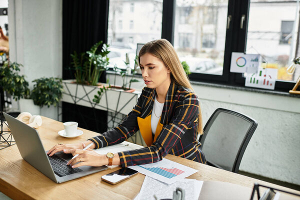 Сосредоточенные профессиональные женщины на ноутбуке в окружении растений и офисных карт.