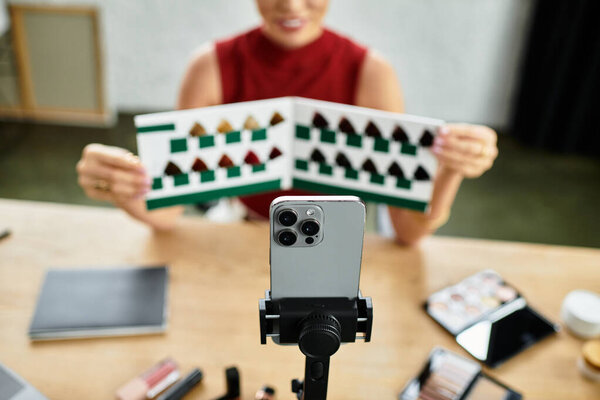 Страстная женщина тысячелетия общается со своей аудиторией, представляя предметы красоты в Интернете.