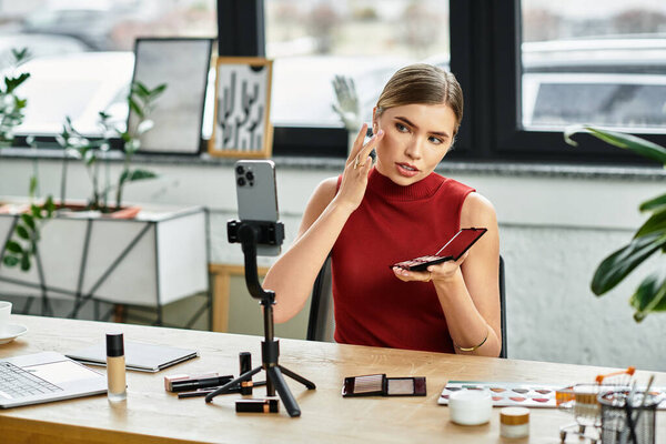 Привлекательная женщина демонстрирует косметические продукты, привлекая аудиторию через свой смартфон.