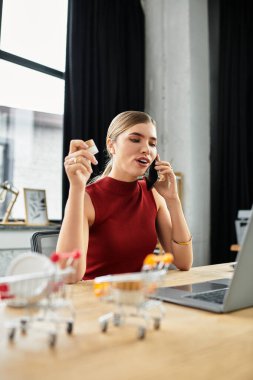 Genç bir kadın akıllı telefonuyla cilt ürünlerini tanıtıyor.