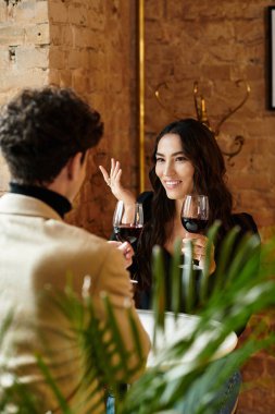 Neşeli bir çift romantik bir akşam yemeğinden, kadeh tokuşturmaktan ve Sevgililer Günü 'nde gülümsemekten hoşlanır..