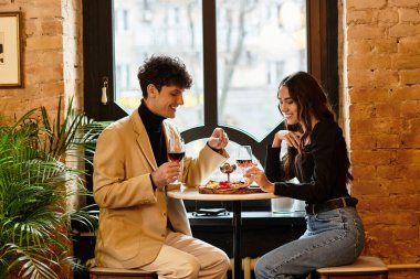 Genç bir çift romantik bir akşam yemeğini paylaşıyor, aşk anlarını kutluyorlar..