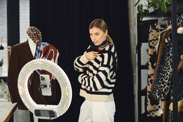 Привлекательная женщина тысячелетия уверенно демонстрирует свой наряд во время съёмок на смартфоне.