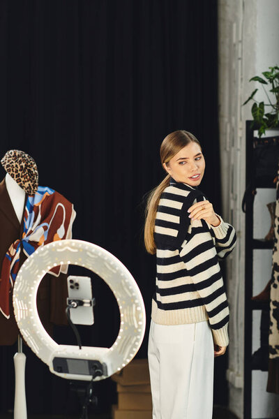 Стилист тысячелетия создает модные наряды, привлекая своих онлайн-последователей с чутьем.