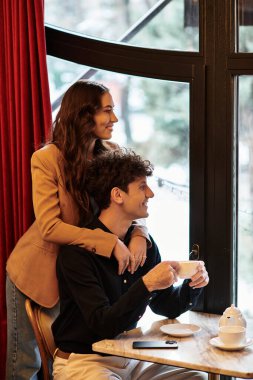 Büyüleyici bir restoranda, sevgililer gününde bir çift aşklarını neşe ve samimiyetle kutlar..