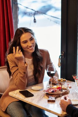 Sevgililer Günü 'nde aşklarını kutlayan bir çift, kahkahalarını ve özel yemeklerini paylaşır..