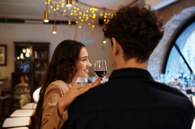 Genç bir çift, samimi bir ortamda romantik bir akşam paylaşır..