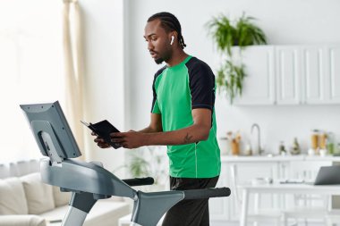 Genç bir adam formda ve üretken kalır, egzersizleri uzak görevlerle dengeler..