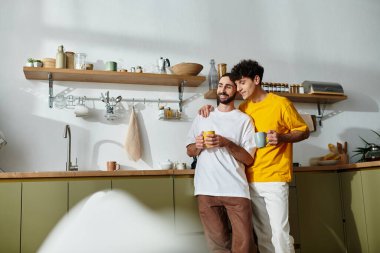 Bir çift şık evlerinde neşeli bir anı paylaşıyor, mutluluk ve bağ yayıyorlar..