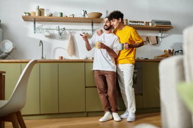 İki adam keyifli bir anı paylaşıyor, içkinin tadını çıkarıyor ve evde birlikte vakit geçiriyorlar..