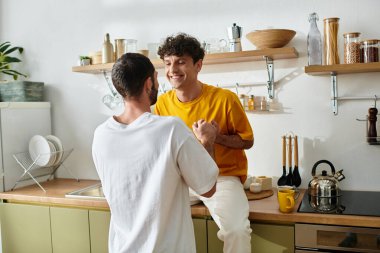 İki adam, şık dairelerinde eğlenirken aynı kahkahayı ve sevgiyi paylaşıyor..