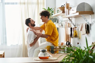 İki erkek, şık evlerinde sevgi ve bağlarını kutlarken aynı hassas anı paylaşırlar..