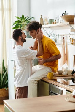 İki erkek, şık dairelerinde rahatlarken, aşk dolu bir anı paylaşıyor..