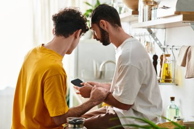 Sevgi dolu bir çift evde rahatlarken birbirlerine eşlik etmekten zevk alır, mobil bir cihaz paylaşırlar..