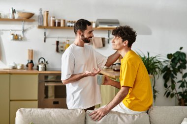 Eşcinsel bir çift evde mutlu mesut sohbet etmekten zevk alır..