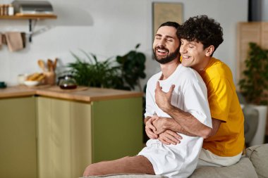 Birbirini seven çiftler şık evlerinde kucaklaşır, bağlarını ve mutluluklarını kutlarlar..