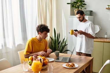 Eşcinsel bir çift, sıcak ve davetkar bir atmosferle çevrili gündelik bir kahvaltıdan zevk alır..