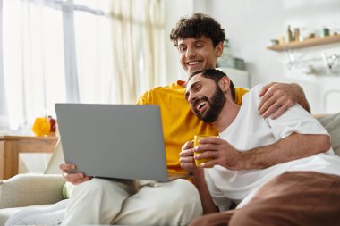 İki mutlu adam romantik bir anı paylaşırken evde birbirlerine eşlik ederler..