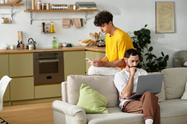 İki adam modern dairelerinde samimi bir anı paylaşıyor. Birbirlerine bağlandıkları aşikâr..