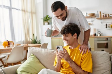 İki erkek, şık dairelerinde birbirlerine eşlik etmekten hoşlanırlar. Sevgi ve mutluluk gösterirler..