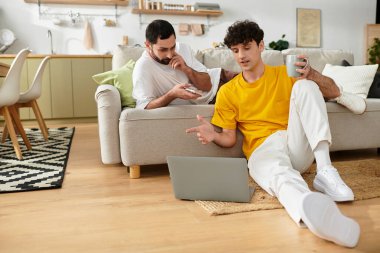 İki erkek evde rahat rahat sohbet eder, birbirlerine eşlik ederler..