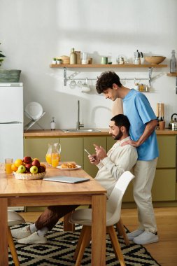 İki adam şık evlerinde keyifli bir kahvaltı anı paylaşıyor, birbirlerine eşlik ediyorlar..