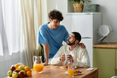 İki erkek, modern dairelerinde birlikte kahvaltı etmekten hoşlanırlar. Aşkı ve birlikteliği kucaklarlar..