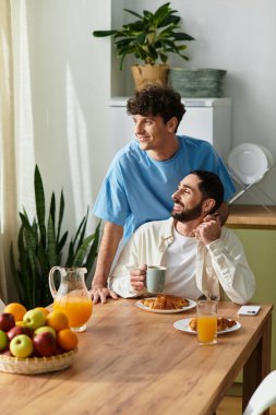 Sevgi dolu bir eşcinsel çift şık evlerinde kahvaltıdan zevk alır, her anın tadını çıkarırlar..