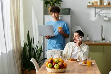 İki erkek birlikte sabah yemeğinden zevk alır. Sıcak evlerinde sevgi ve bağ kurarlar..