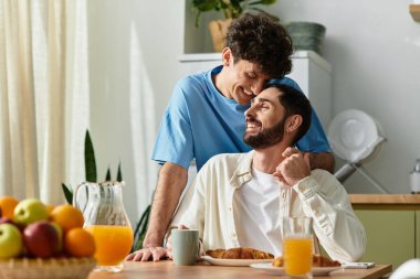 İki erkek, modern bir ev ortamında aşklarını sergilerken birlikte sıcak bir kahvaltıdan hoşlanırlar..