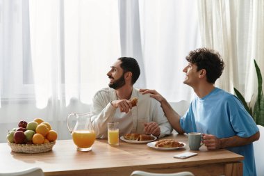 İki eşcinsel adam şık evlerinde keyifli bir kahvaltı yapar, birbirlerine eşlik ederler..