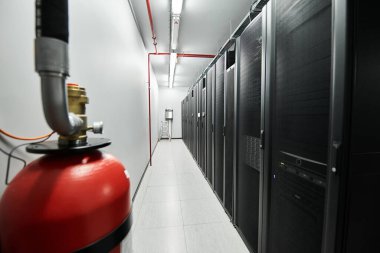 Üst düzey veri güvenliğini ve bağlantıyı garanti eden yüksek teknolojili bir sunucu odası.