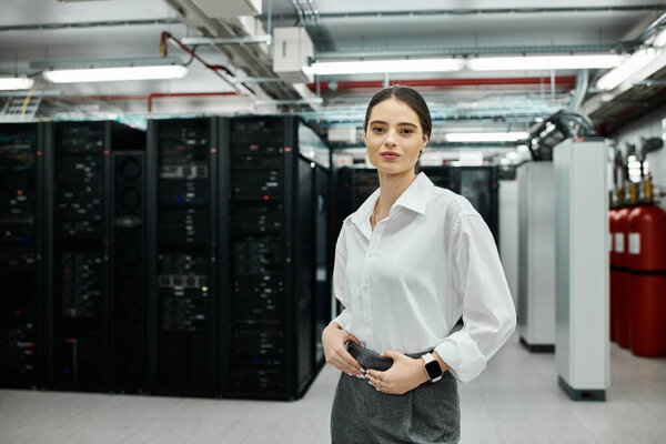 Опытный ИТ-специалист в белой рубашке управляет серверным оборудованием и системами передачи данных.