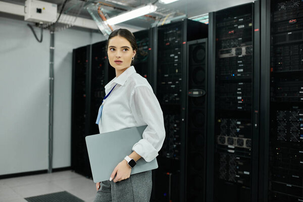 Профессиональная женщина в белой рубашке анализирует серверное оборудование в высокотехнологичном дата-центре.
