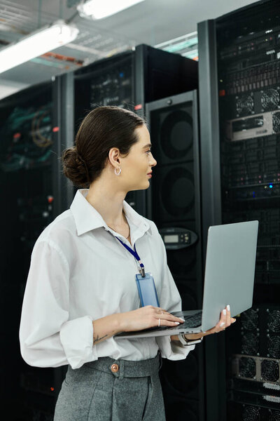 Талантливый ИТ-специалист пристально следит за своим ноутбуком, наблюдая за сетевыми системами.