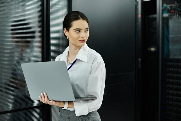 Квалифицированный ИТ-специалист управляет компьютерными системами, одновременно обеспечивая цифровую безопасность в серверной.