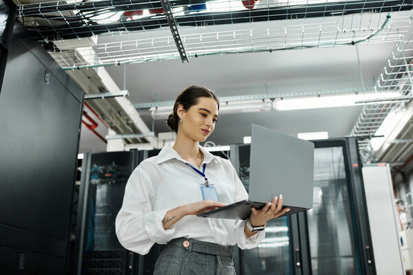 ИТ-специалист в белой рубашке уверенно управляет системами в высокотехнологичном дата-центре.