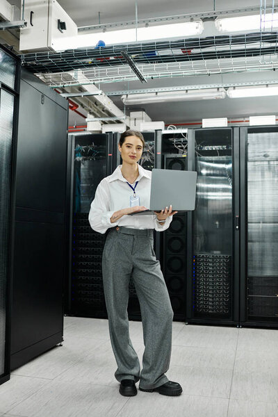 Женщина в белой рубашке взаимодействует с серверным оборудованием в высокотехнологичном дата-центре.