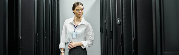 Женщина в белой рубашке эффективно управляет серверным оборудованием в сложном дата-центре, баннер