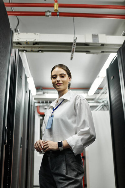 ИТ-специалист в белой рубашке умело управляет сетевыми системами в центре обработки данных.